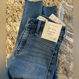 Abercrombie & Finch ripped high rise jean Legging. Size 23 short 000